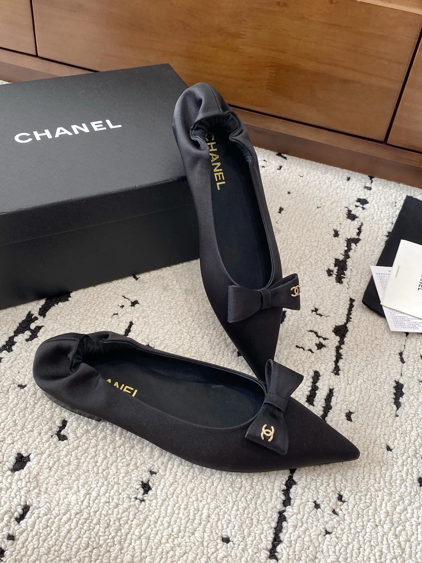 👟👟Ex-factory price 600👟👟 🍀CHANEL25A spring and summer latest bow fashion shoes. Many Internet celebrity fashion bloggers have planted grass. They are high-end and comfortable, matching the skirts of goddesses. Irregular small pointed toes, full of fashion and femininity. The exclusive flat heels of the evening series have completely impressed me throughout the season's lookbook. They are simple and yet detailed, easy to wear and not tiring on the feet. Upper: imported cowhide, lining: mixed sheepskin, sole: Italian genuine leather outsole Size: 35-41 (custom-made 40-41 non-returnable) 👉